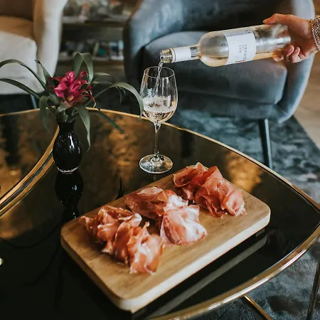 アレキサンダー ホテル 4*